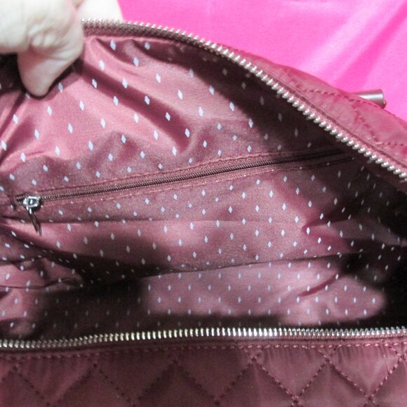 P1775-NWT Vanessa Williams Burgundy Quilted Tassel Duffle w/ Shoulder Strap - Picture 7 of 10